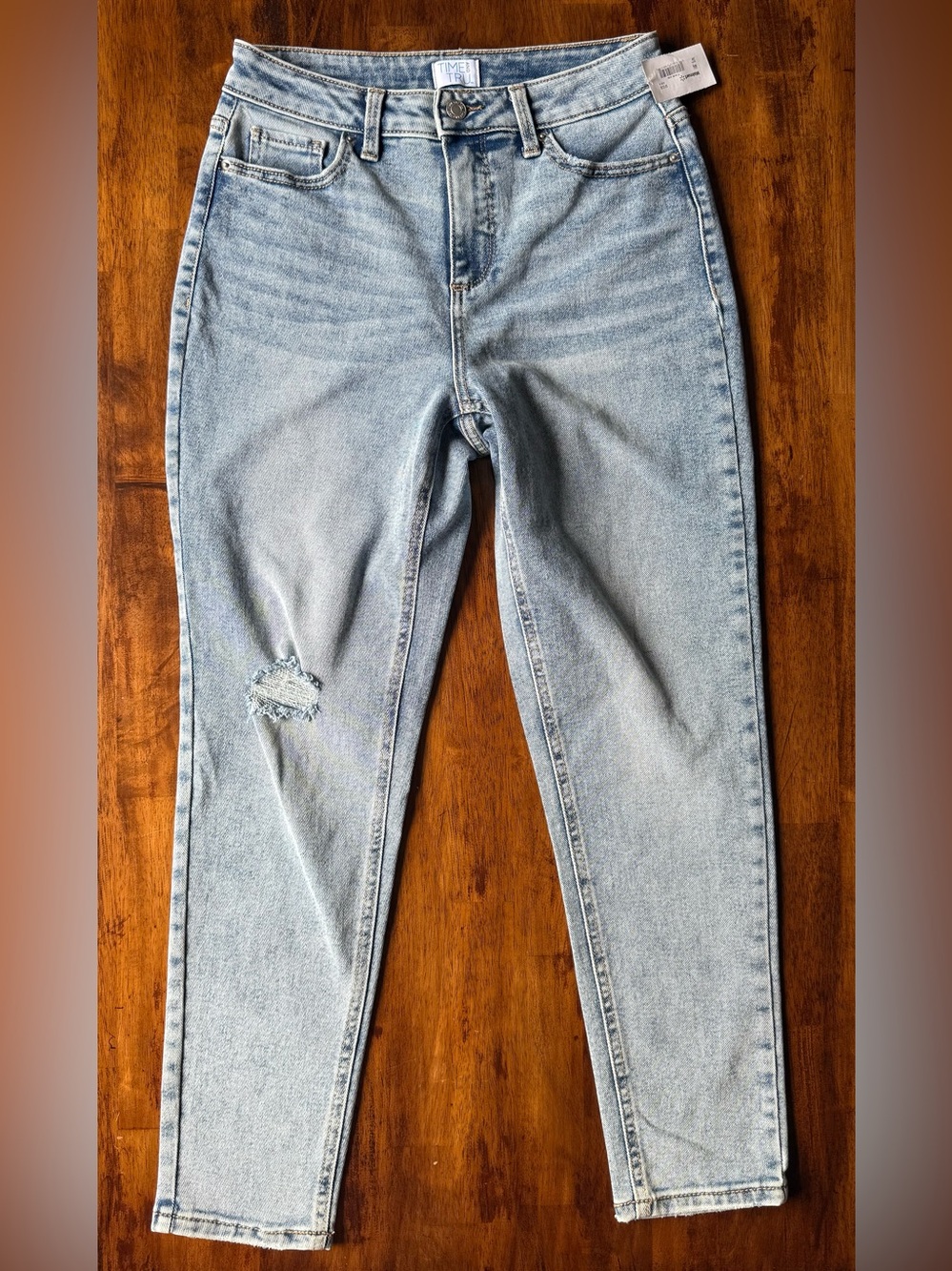 Light Blue Boyfriend Jeans with Distressed Knee